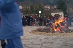 5-ΧΑΠΟΚΡΙΑΤΙΚΑ-ΔΡΩΜΕΝΑ-ΧΟΡΟΣ-ΓΥΡΩ-ΑΠΟ-ΤΗ-ΦΩΤΙΑ