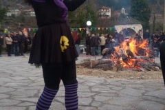 6-ΑΠΟΚΡΙΑΤΙΚΑ-ΔΡΩΜΕΝΑ-ΧΟΡΟΣ-ΓΥΡΩ-ΑΠΟ-ΤΗ-ΦΩΤΙΑ
